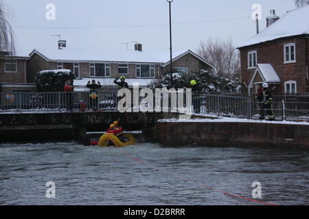 19. Januar 2013. Wiltshire Fire and Rescue Team erholen eine Kanu von Harnham Radial Tore durch das Old Mill Hotel am Fluß Nadder in der Nähe von Salisbury. Sie hatte bereits die Kanufahrer gerettet, die in einen Stopper an der Basis der Schleuse verfangen hatte. Stockfoto