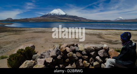 Vulkan Parinacota mit Person betrachtet man es im Nationalpark Lauca, Chile Stockfoto