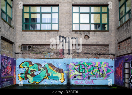 Berlin, Deutschland, Graffiti an der Wand des Grundstücks Komplex in Wedding Gesundbrunnen Stockfoto