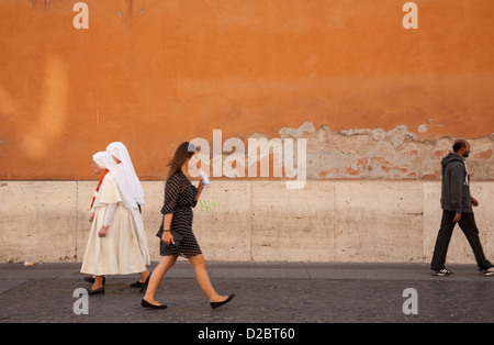 Nonnen, die zu Fuß in die Vatikanstadt, Rom, Italien Stockfoto