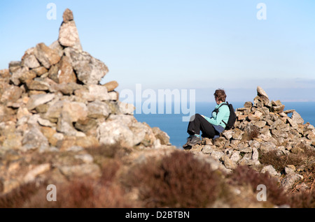 Eine Walker anliegt Stein Cairns, Meerblick von einem alten Bergwerk auf Rosewall Hügel in der Nähe von St Ives Cornwall UK zu bewundern Stockfoto