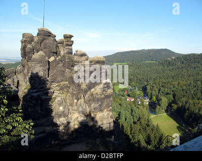 (Dpa-Dateien) Eine Archiv Bild, datiert 3. September 2011, zeigt einen malerischen Blick auf die so genannte Nonnenfelsen (lit. Nonnen Fels) in der Nähe von Jonsdorf, Deutschland. Die Nonnenfelsen ist ein beliebtes touristisches Ziel für Sportbegeisterte und Kletterer. Foto: Franz-Peter Tschauner Stockfoto