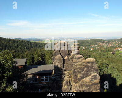 (Dpa-Dateien) Eine Archiv Bild, datiert 3. September 2011, zeigt einen malerischen Blick auf die so genannte Nonnenfelsen (lit. Nonnen Fels) in der Nähe von Jonsdorf, Deutschland. Die Nonnenfelsen ist ein beliebtes touristisches Ziel für Sportbegeisterte und Kletterer. Foto: Franz-Peter Tschauner Stockfoto