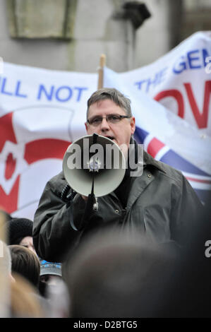 19. Januar 2013. Belfast, Nordirland - Jim Dowson, ehemalige Spendenaktion für die BNP befasst sich mit die Masse während der wöchentlichen Protest in der Belfast City Hall. Stockfoto