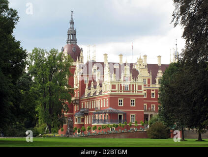 (Dpa-Dateien) Eine Archiv Bild, datiert 31. August 2011, zeigt eine Ansicht des so genannten neuen Schlosses in der Fuerst-Pueckler-Park in Bad Muskau, Deutschland. Das Park-Ensemble von Gebäuden und Bad Muskau-Schloss haben seit 2004 eine eingetragene Weltkulturerbe von der UNESCO. Phhoto: Franz-Peter Tschauner Stockfoto