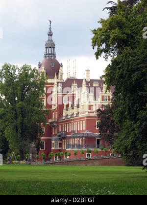 (Dpa-Dateien) Eine Archiv Bild, datiert 31. August 2011, zeigt eine Ansicht des so genannten neuen Schlosses in der Fuerst-Pueckler-Park in Bad Muskau, Deutschland. Das Park-Ensemble von Gebäuden und Bad Muskau-Schloss haben seit 2004 eine eingetragene Weltkulturerbe von der UNESCO. Phhoto: Franz-Peter Tschauner Stockfoto