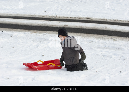 Kind junge (6-8) auf eine Bob-Schlitten, Schnee, Winter Stockfoto