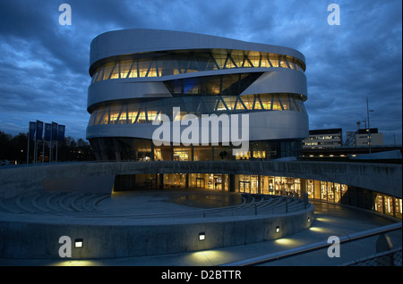 Stuttgart, Deutschland, beleuchtete Mercedes-Benz Museum am Abend Stockfoto