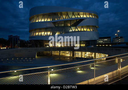 Stuttgart, Deutschland, beleuchtete Mercedes-Benz Museum am Abend Stockfoto