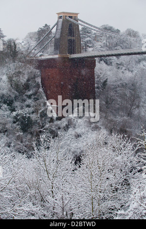 Einzigen Turm von Clifton Aufhebung-Brücke in einem Schneesturm Stockfoto