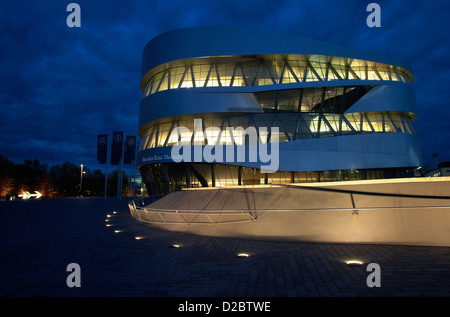 Stuttgart, Deutschland, beleuchtete Mercedes-Benz Museum am Abend Stockfoto