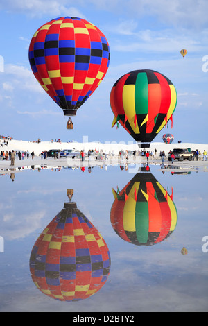 Heißluftballons auf Pfütze spiegelt, Heißluftballon Einladungs, White Sands National Park, Alamogordo, New Mexiko USA Stockfoto