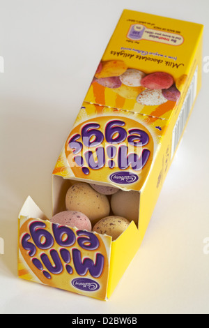 Karton von Cadbury Mini Eiern rückgängig gemacht werden, um Inhalte bereit für Ostern zeigen setzen auf weißem Hintergrund Stockfoto