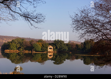 Einen malerischen Blick auf einen alten Palast im Ranthambhore Tiger Reserve, Rajasthan, Indien. Stockfoto