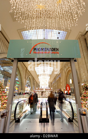 Leipzig, Deutschland, der Hauptbahnhof in der leichten Weihnachtsschmuck Stockfoto