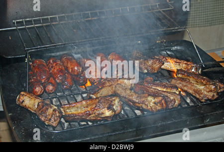 leckeres Gegrilltes Fleisch gekocht über glühende Kohlen Stockfoto