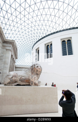 London, Vereinigtes Königreich, Löwenstatue im Innenhof des British Museum Stockfoto