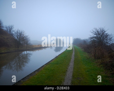 Trent und Mersey Kanal an einem nebligen Wintermorgen in Sandbach Cheshire UK Stockfoto