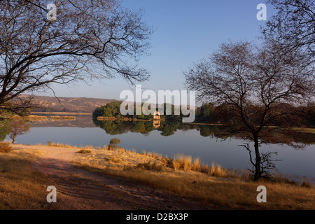 Einen malerischen Blick auf einen alten Palast im Ranthambhore Tiger Reserve, Rajasthan, Indien. Stockfoto