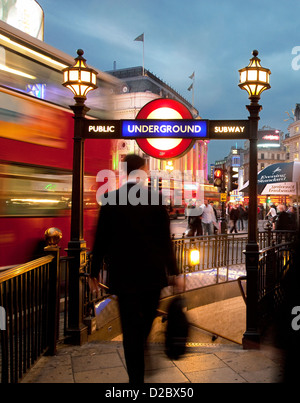 London, Vereinigtes Königreich, Manager geht zur u-Bahnstation am Piccadilly Circus Stockfoto