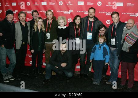 Gast, Bill Sage, Nicholas Shumaker, Ambyr Childers, Wyatt Russell, Julia Garner, Nick Damici, Linda Moran, Jim Mickle, Jack Gore, Andrew Corkin, Jack Turner, Rodrigo Bellott im Ankunftsbereich für wir sind was wir sind Premiere im 2013 Sundance Film Festival, Library Center Theatre, Park City, UT 18. Januar 2013. Foto von: James Atoa/Everett Collection Stockfoto