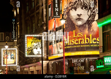Londoner Theaterland Anzeichen für Les Miserables und Ladykillers Shaftesbury Avenue West End London England UK Stockfoto