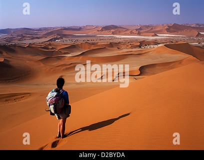 Rucksack, so dass Fußspuren im Sand in der Wüste Namib mit Pfannen oder Vleis am Abstand, Namibia, Afrika Stockfoto