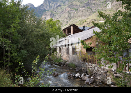 Haus am Fluss Escrita in das Dorf Espot - Lleida, Cataolina, Spanien Stockfoto