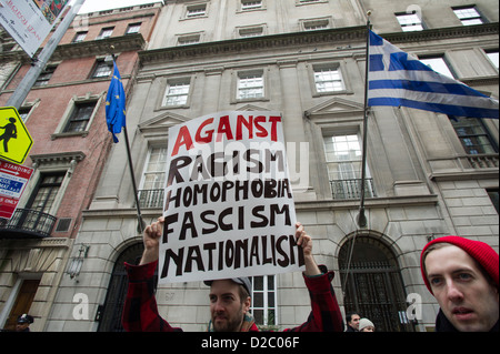 Unterstützer der Demokratie in Griechenland protestieren gegen den Aufstieg der Golden Dawn politischen Partei auf das griechische Konsulat in New York Stockfoto