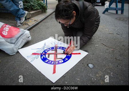 Unterstützer der Demokratie in Griechenland protestieren gegen den Aufstieg der Golden Dawn politischen Partei auf das griechische Konsulat in New York Stockfoto