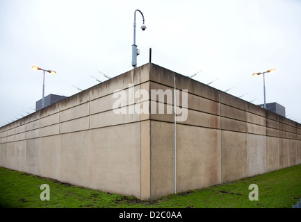 Ecke gebildet durch zwei Wände eines Gefängnisses in den Niederlanden Stockfoto