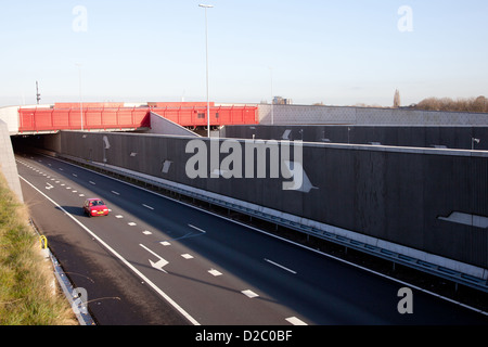 Rote Blätter Autotunnel über Autobahn A2 in den Niederlanden Stockfoto