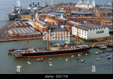 Portsmouth Historic Dockyard betrachtet aus dem Spinnaker Tower in Hampshire, England, UK Stockfoto