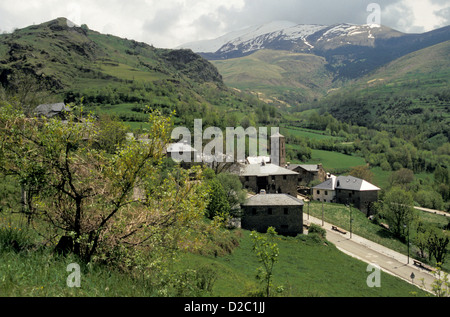 Spanien. Katalonien. Durro. La-Nativatat-Kirche und die umliegende Landschaft. Romanische. 1100-1200 UNESCO-Weltkulturerbe. Stockfoto