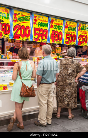Italiener anstehen an eine Metzgerei, Lebensmittelmarkt, Rom, Italien Stockfoto