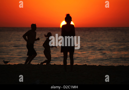 Sunrise-Jogger und Spaziergänger in Sydneys berühmten Bondi Beach an einem Tag Hitzewelle. Stockfoto