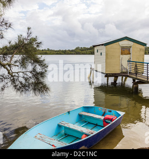 Angeln mit alten Ruderboot im Vordergrund auf Maroochy River, Maroochydore, Sunshine Coast, Queensland, Australien Stockfoto