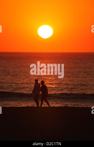 Sunrise-Jogger und Spaziergänger in Sydneys berühmten Bondi Beach an einem Tag Hitzewelle. Stockfoto