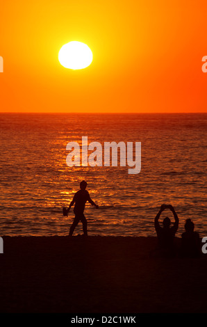 Sunrise-Jogger und Spaziergänger in Sydneys berühmten Bondi Beach an einem Tag Hitzewelle. Stockfoto