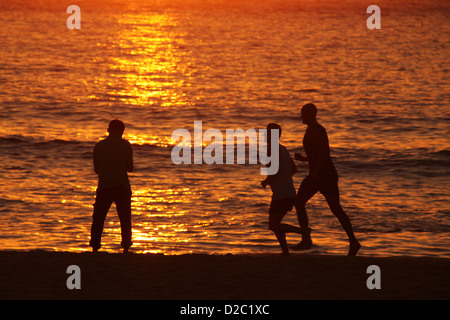 Sunrise-Jogger in Sydneys berühmten Bondi Beach an einem Tag Hitzewelle. Stockfoto