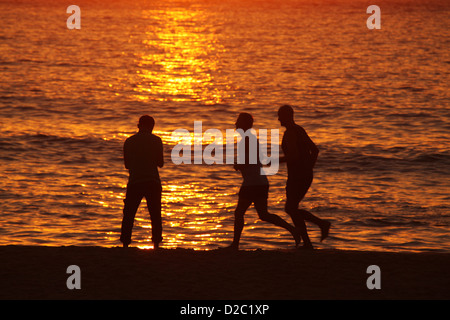 Sunrise-Jogger in Sydneys berühmten Bondi Beach an einem Tag Hitzewelle. Stockfoto