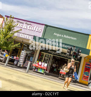 Lady Kreuzung Straße am Fußgängerüberweg telefonieren mit Handy. Stockfoto