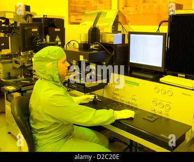 Dortmund, Deutschland, ein Mikro Technologe Temicon arbeiten im Reinraum Stockfoto