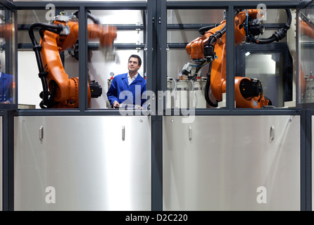 Dortmund, Deutschland, Carat robotic Innovation, Techniker Einrichten eines Roboters Stockfoto