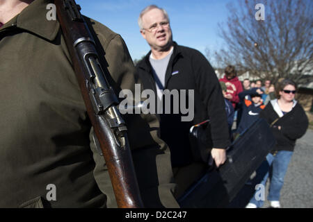 19. Januar 2013 - Warteschlange Marietta, GA - Hunderte von ängstlich Waffe Enthusiasten um ein Wochenende Pistole zeigen, kaufen, verkaufen und tauschen neue, gebrauchte und Vintage Waffen zu gelangen. Zeigen Sie, dass Beamte sagten, Teilnahme an ihre Veranstaltungen bundesweit in den letzten Wochen deutlich höher war. Mehrere Sammler und Jäger sagte, dass sie auf Gegenstände aufstocken waren, die möglicherweise auf eine Waffe "bedrohte Arten" Liste aufgrund neuer Gesetze. (Bild Kredit: Robin Nelson/ZUMAPRESS.com ©) Stockfoto