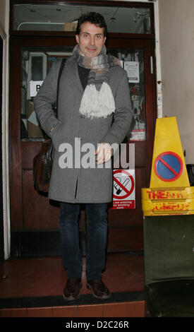 London, UK, 19. Januar 2013. Schauspieler Rufus Sewell gesehen verlassen des Harold Pinter-Theaters nach starrte in "Alten Zeiten" Stockfoto