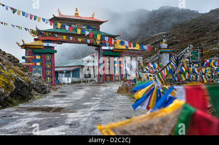 Sela-Pass und buddhistischen Gebet Fahnen, 13.700 ft über dem Meeresspiegel, Distrikt Tawang, Arunachal Pradesh, Indien Stockfoto