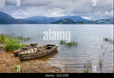 Hölzerne Boote vertäut am Umiam See wie Sturm in der Nähe von Shillong, Meghalaya, Indien Braut. Khasi Hügel im Hintergrund. Stockfoto