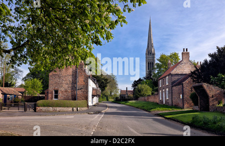 Str. Marys Kirche High Street und der Terrasse befindet sich in der Ortschaft Süd Dalton, in der Nähe von Beverley, Yorkshire, Großbritannien. Stockfoto