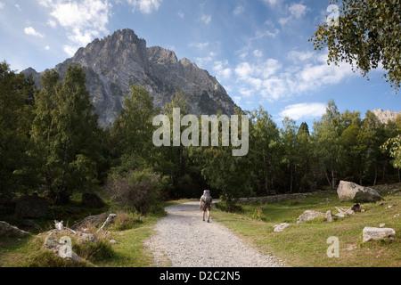 Wandern auf dem GR 11 in der Nähe von Estany de Sant Maurici, Aigüestortes ich Estany de Sant Maurici Nationalpark Mann Stockfoto